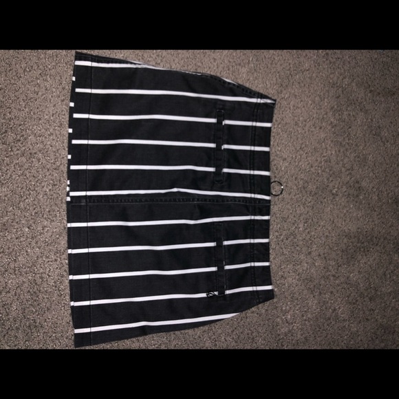 Volcom NWOT black and white striped mini skirt w zipper & pockets! - Picture 2 of 3